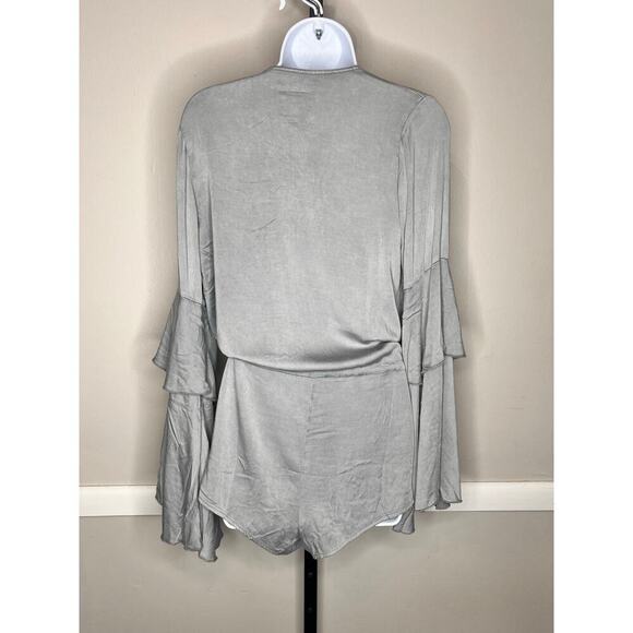 Chaser Slate Gray Wrap Style Shorts Romper With Bell Sleeves NWT Size Medium - Picture 2 of 7